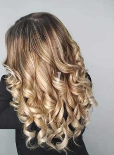 Foto di donna con capelli lunghi biondo platino dorato