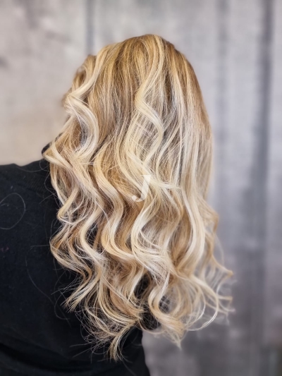 Foto di donna con capelli lunghi biondo platino dorato