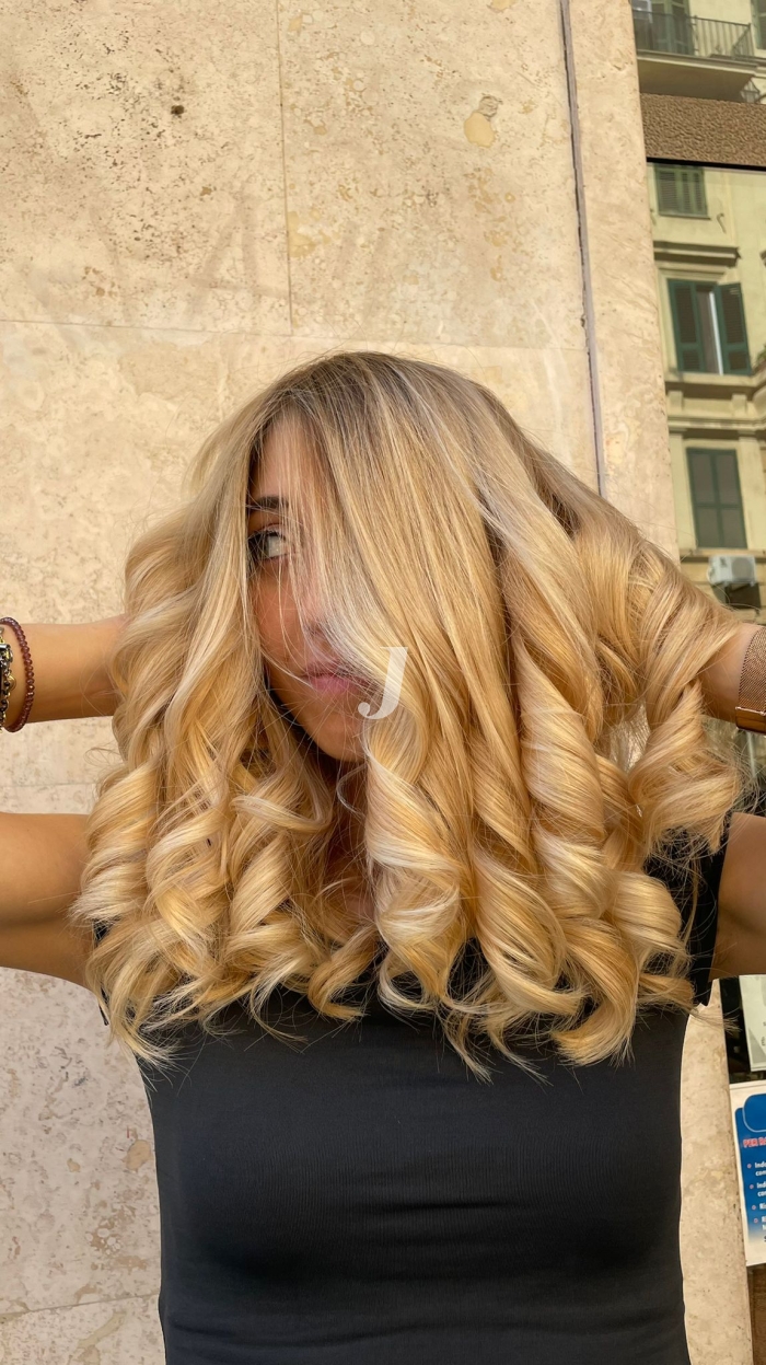 Foto di donna con capelli lunghi biondo platino dorato