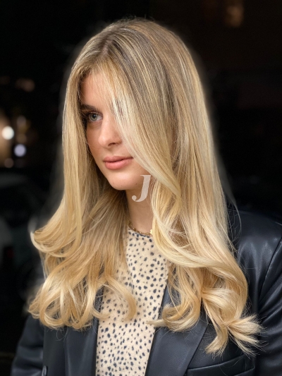 Foto di donna con capelli lunghi biondo platino dorato