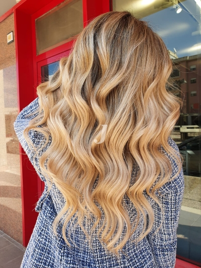 Foto di donna con capelli lunghi biondo platino dorato