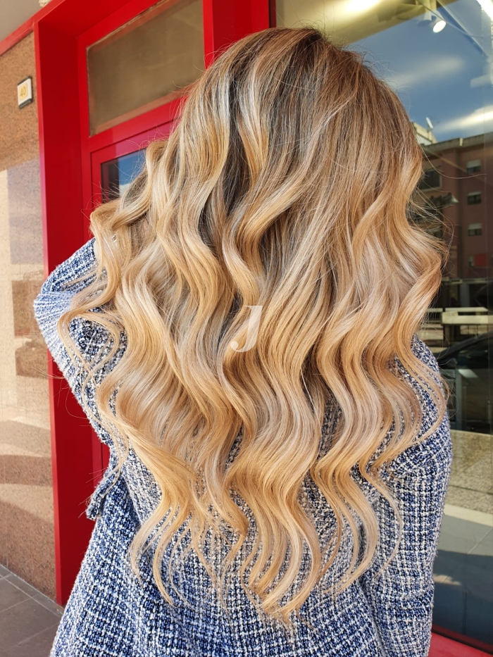 Foto di donna con capelli lunghi biondo platino dorato