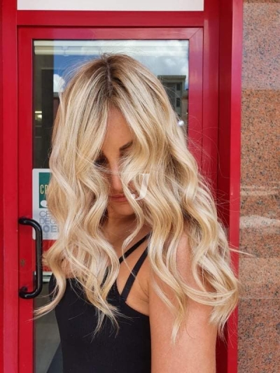 Foto di donna con capelli lunghi biondo platino dorato