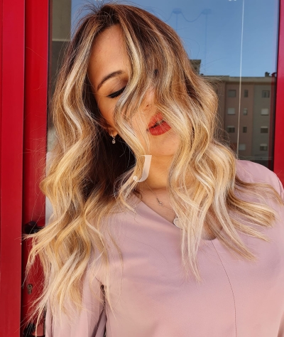 Foto di donna con capelli lunghi biondo platino dorato