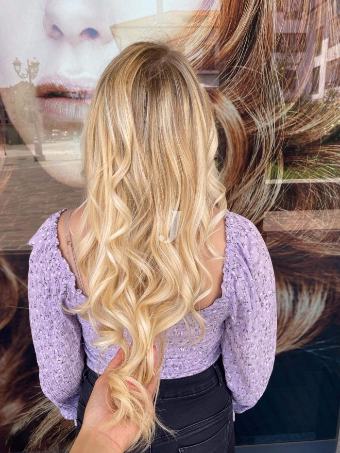 Foto di donna con capelli lunghi biondo platino dorato