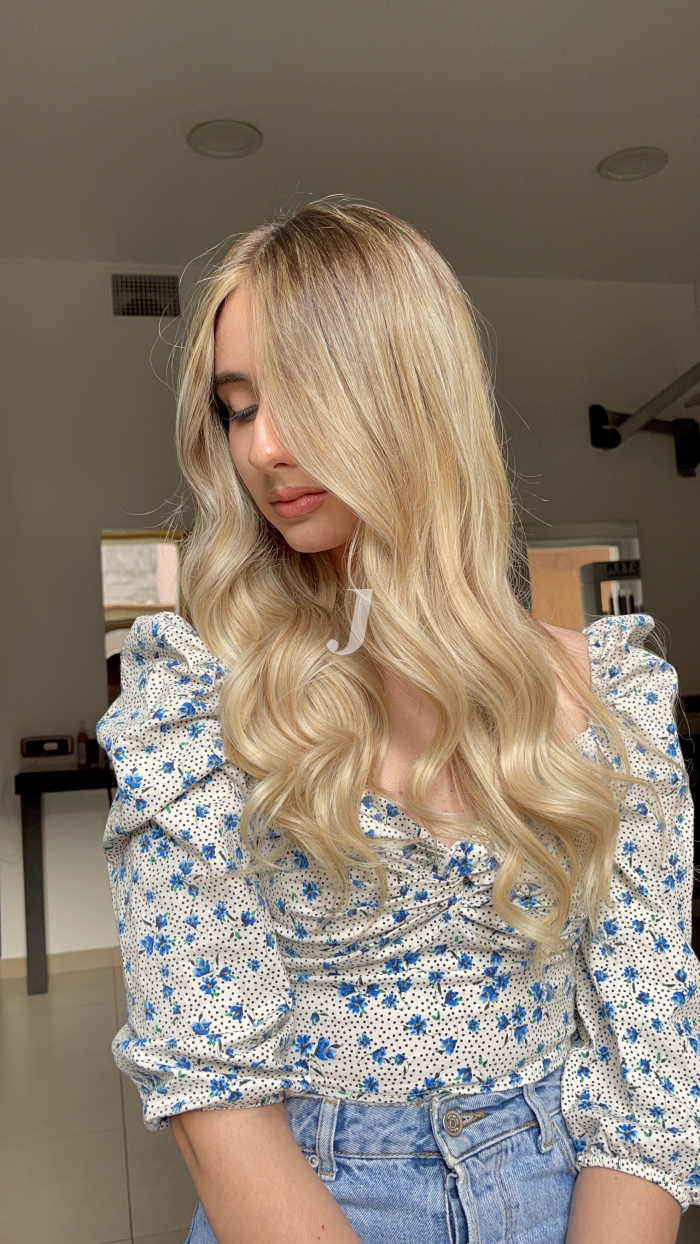 Foto di donna con capelli lunghi biondo platino dorato