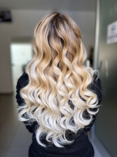 Foto di donna con capelli lunghi biondo platino dorato