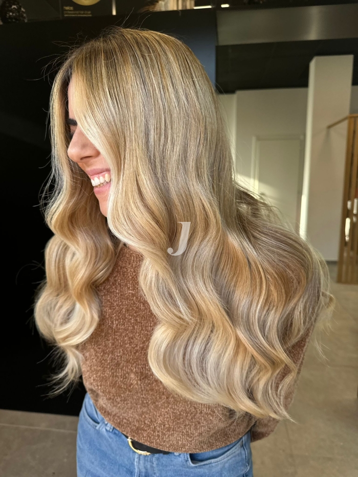 Foto di donna con capelli lunghi biondo platino dorato