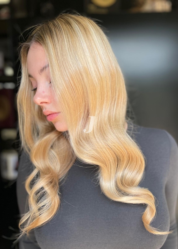 Foto di donna con capelli lunghi biondo platino dorato