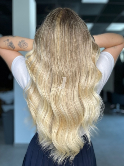 Foto di donna con capelli lunghi biondo platino dorato