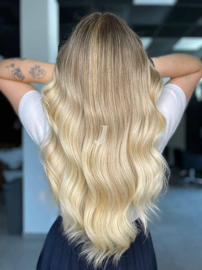 Foto di donna con capelli lunghi biondo platino dorato