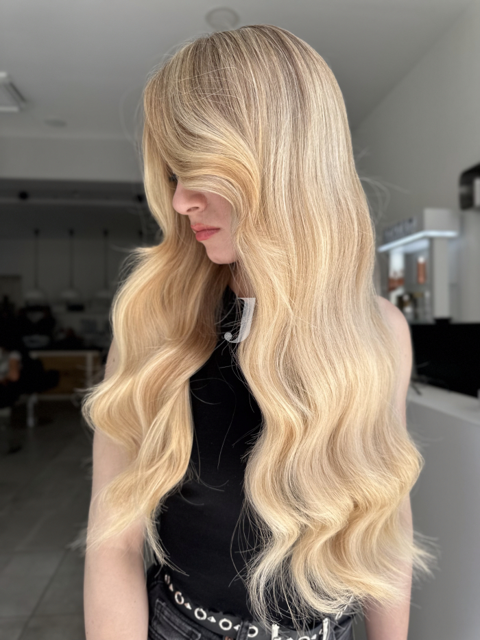 Foto di donna con capelli lunghi biondo platino dorato