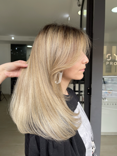 Foto di donna con capelli lunghi biondo platino dorato