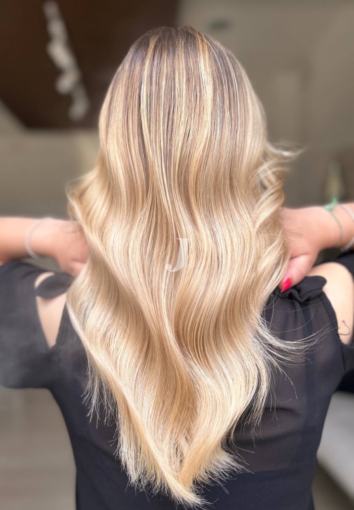 Foto di donna con capelli lunghi biondo platino dorato