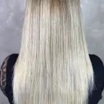 Foto di donna con capelli lunghi biondo platino cenere