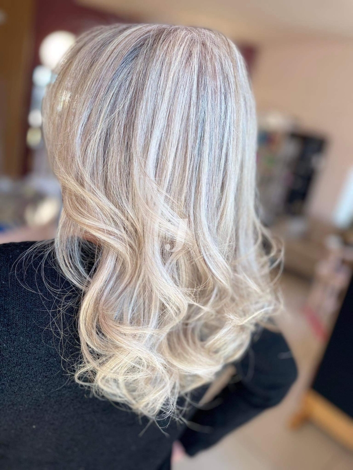 Foto di donna con capelli lunghi biondo platino cenere