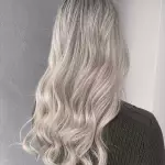 Foto di donna con capelli lunghi biondo platino cenere