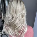 Foto di donna con capelli lunghi biondo platino cenere