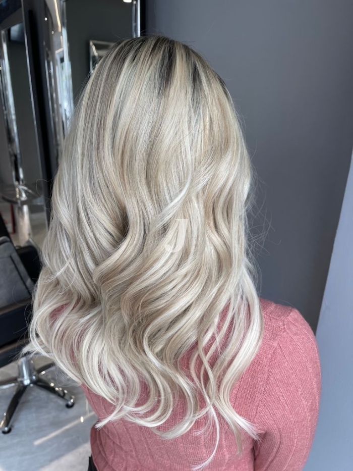 Foto di donna con capelli lunghi biondo platino cenere