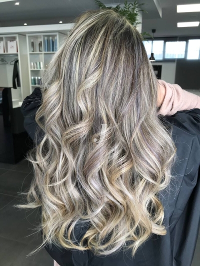 Foto di donna con capelli lunghi biondo platino cenere