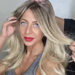 Foto di donna con capelli lunghi biondo platino cenere
