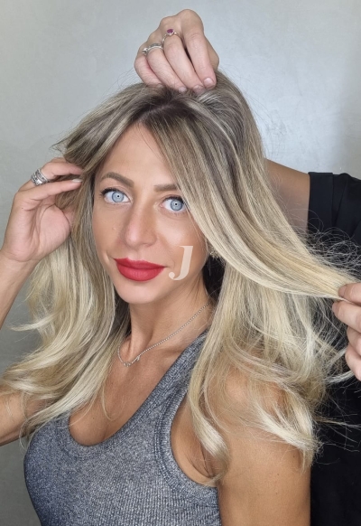 Foto di donna con capelli lunghi biondo platino cenere