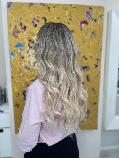 Foto di donna con capelli lunghi biondo platino cenere