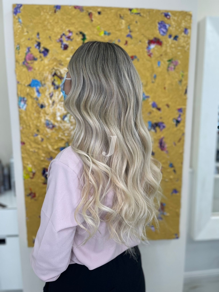 Foto di donna con capelli lunghi biondo platino cenere