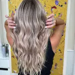 Foto di donna con capelli lunghi biondo platino cenere