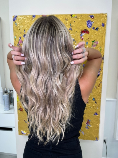 Foto di donna con capelli lunghi biondo platino cenere