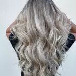 Foto di donna con capelli lunghi biondo platino cenere