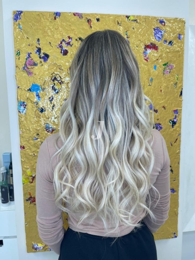 Foto di donna con capelli lunghi biondo platino cenere