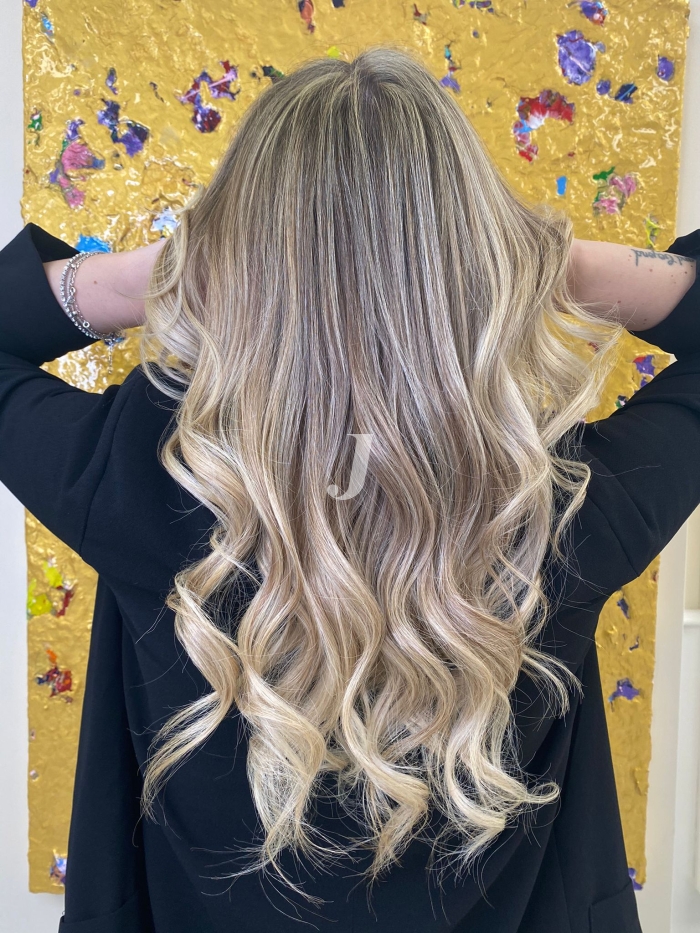 Foto di donna con capelli lunghi biondo platino cenere