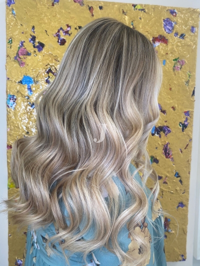 Foto di donna con capelli lunghi biondo platino cenere