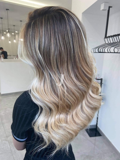 Foto di donna con capelli lunghi biondo platino cenere
