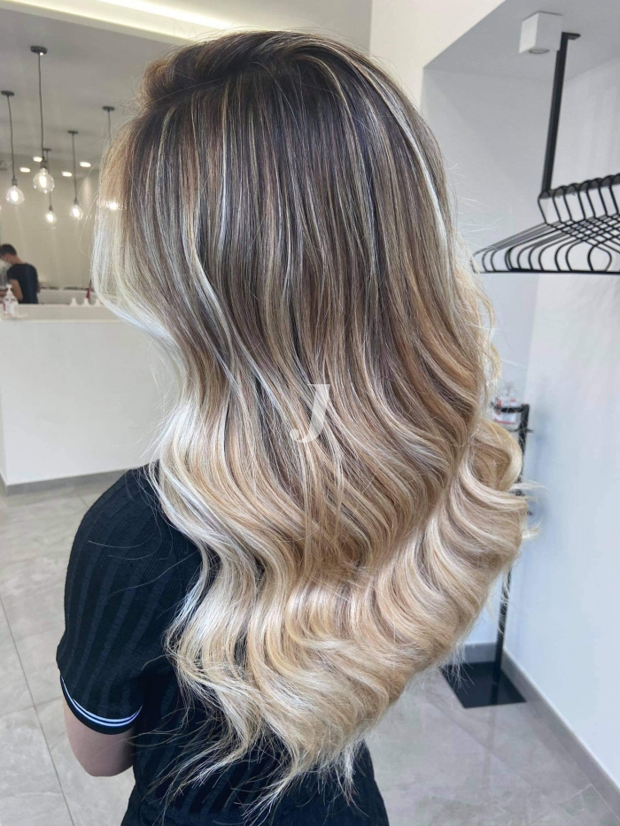 Foto di donna con capelli lunghi biondo platino cenere