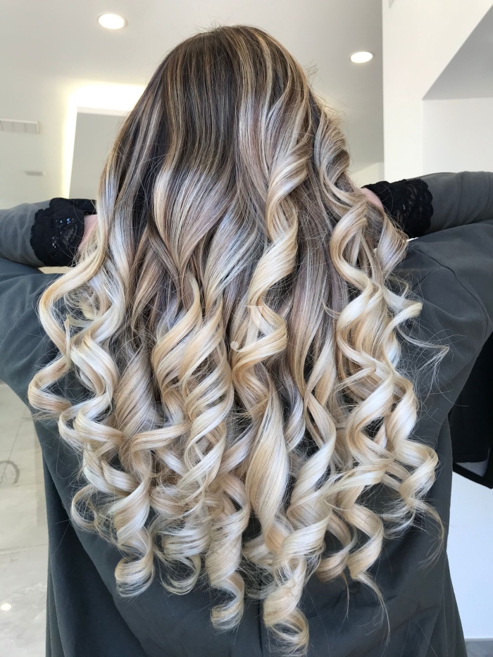 Foto di donna con capelli lunghi biondo platino cenere