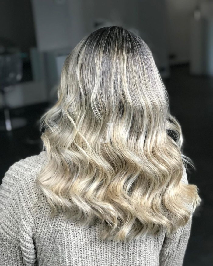 Foto di donna con capelli lunghi biondo platino cenere