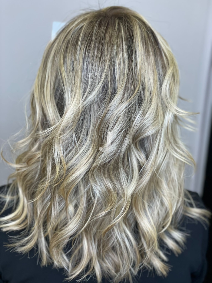 Foto di donna con capelli lunghi biondo platino cenere