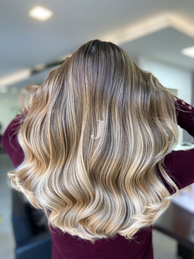 Foto di donna con capelli lunghi biondo platino cenere