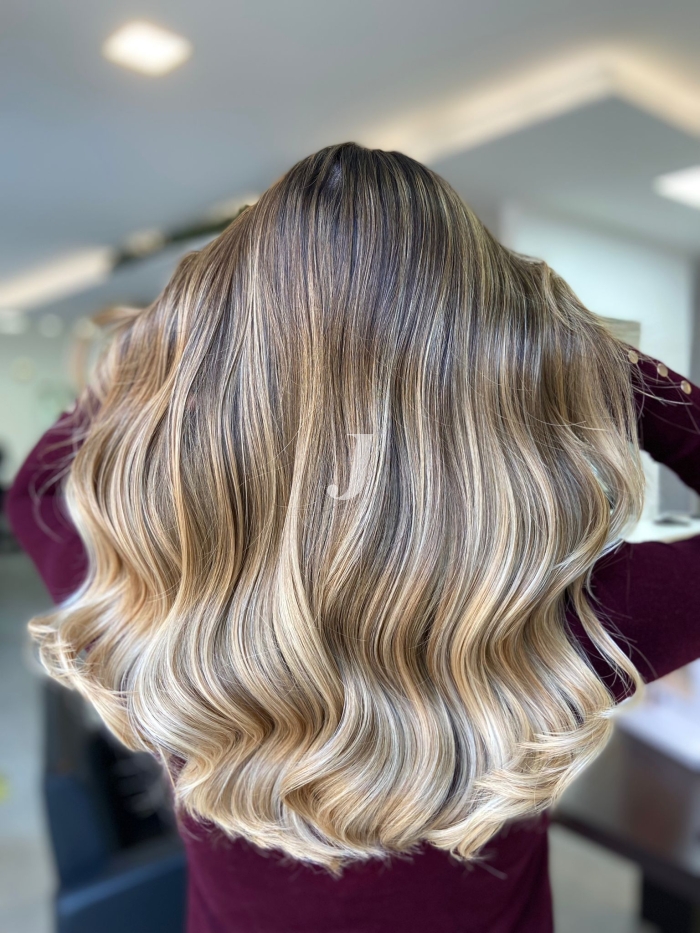 Foto di donna con capelli lunghi biondo platino cenere