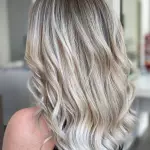 Foto di donna con capelli lunghi biondo platino cenere