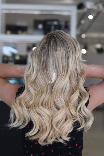 Foto di donna con capelli lunghi biondo platino cenere