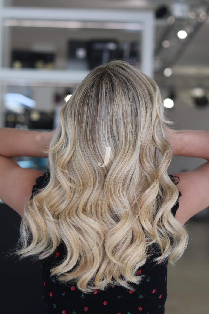 Foto di donna con capelli lunghi biondo platino cenere