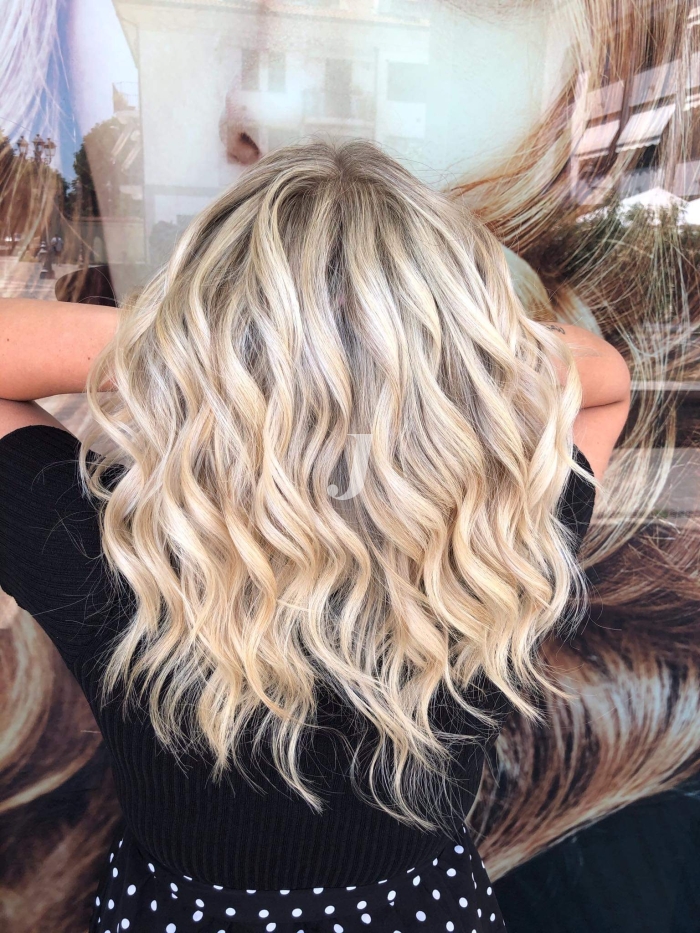 Foto di donna con capelli lunghi biondo platino cenere