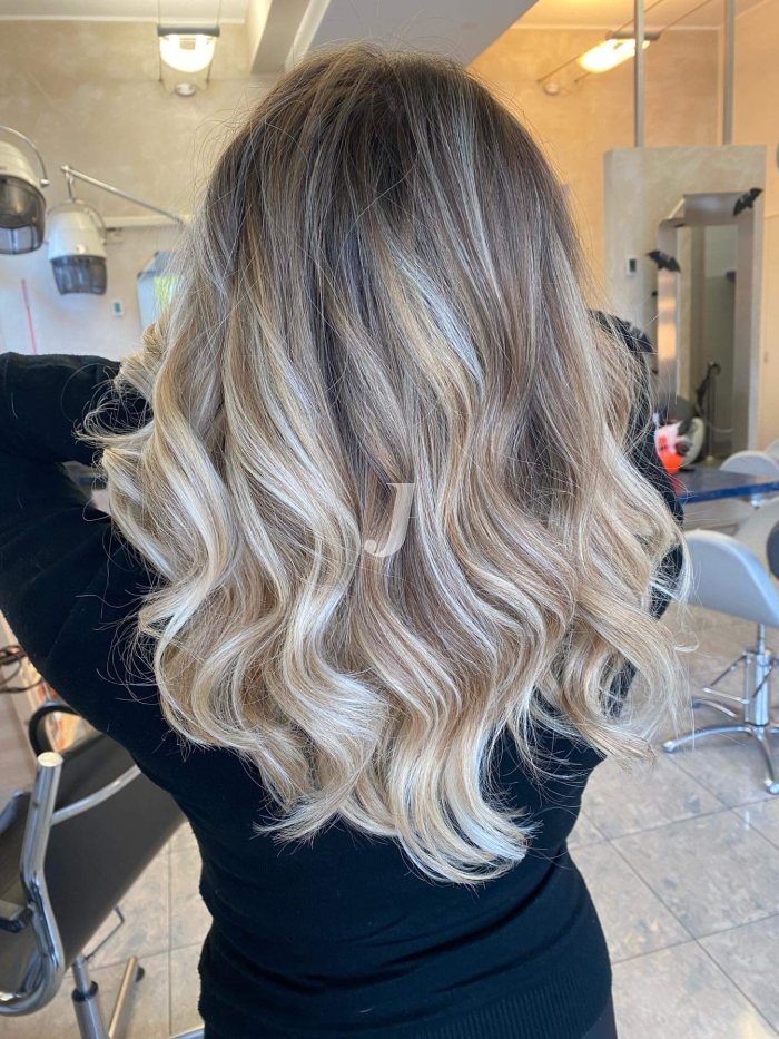 Foto di donna con capelli lunghi biondo platino cenere