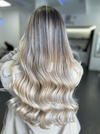 Foto di donna con capelli lunghi biondo platino cenere