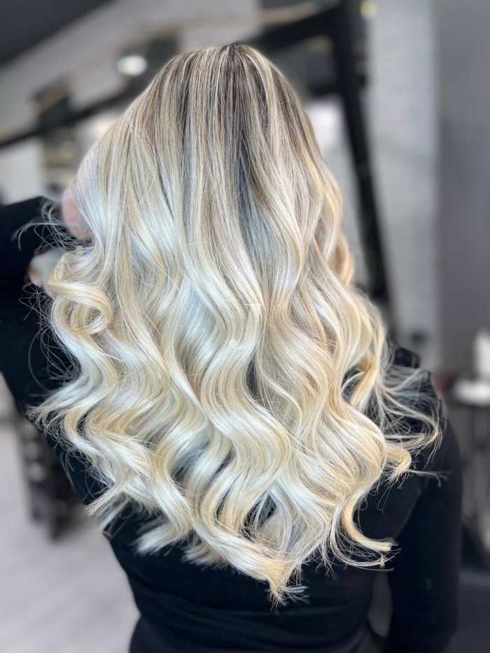 Foto di donna con capelli lunghi biondo platino cenere