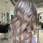 Foto di donna con capelli lunghi biondo platino cenere