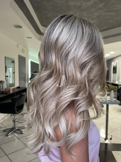 Foto di donna con capelli lunghi biondo platino cenere